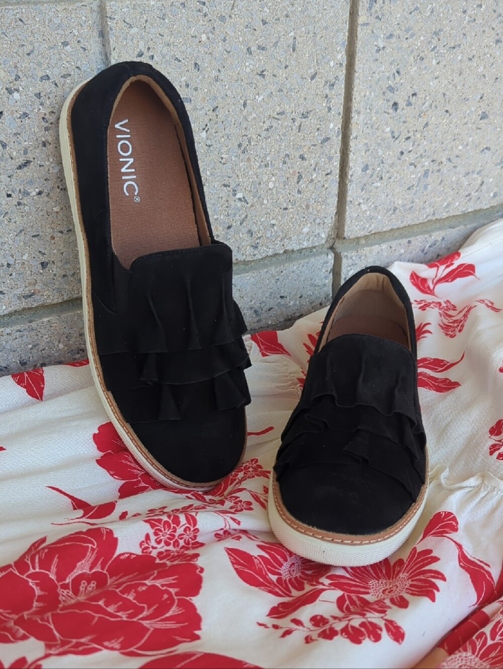 Vionic Black Ruffle Slip-On Flats